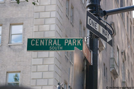 MANHATTAN - Dopo la bella passeggiata in Central Park, approdiamo in Central Park South e ci dirigiamo in Midtown