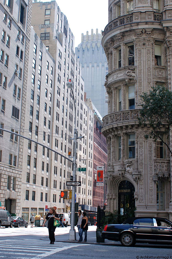 NEW YORK CITY - All'incrocio della Seventh Ave in Midtown Manhattan, immediatamente a sud di Central Park