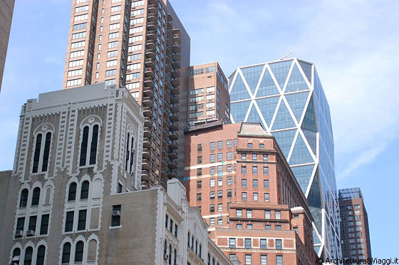 NEW YORK - Ci avviciniamo al colosso della Hearst, che spicca e si distingue tra gli alti edifici di Midtown