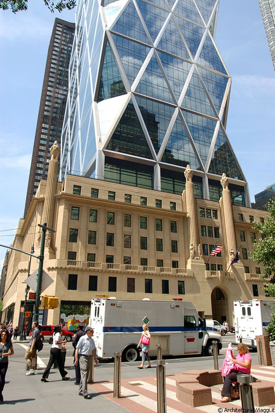 MIDTOWN MANHATTAN - Lo storico basamento art déco della torre Hearst, contrasta con la struttura metallica perimetrale costituita da triangoli isosceli sorretti da un'orditura strutturale diagonale