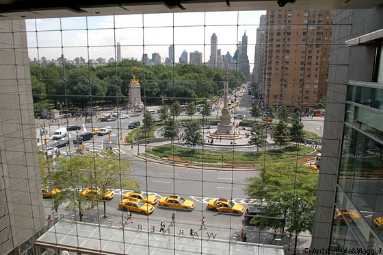 MIDTOWN MANHATTAN - Dalla hall vetrata del Time Warner Center vista su Columbus Circle e su Central Park