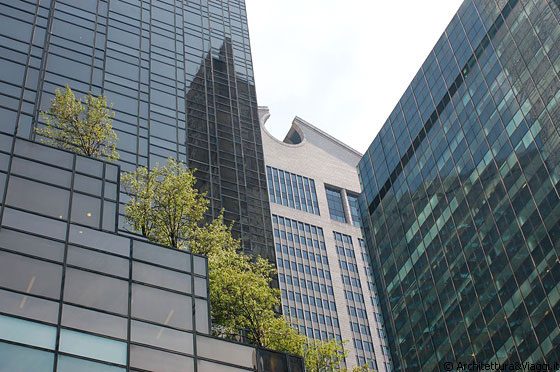 NEW YORK - FIFTH AVENUE - Trump Tower e sullo sfondo il frontone neogeorgiano dell'AT&T Building