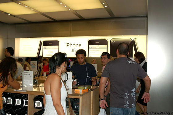 FIFTH AVENUE - La iPhone mania richiama molti visitatori all'Apple store della Fifth Avenue
