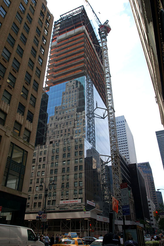 MIDTOWN MANHATTAN - Riflessi su un grattacielo in costruzione
