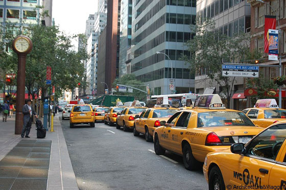 MIDTOWN MANHATTAN - Yellow taxi a New York