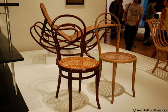 MIDTOWN MANHATTAN - Michael Thonet al MoMA con due versioni della sedia n. 14 rispettivamente del 1855 - 58 e del 1881