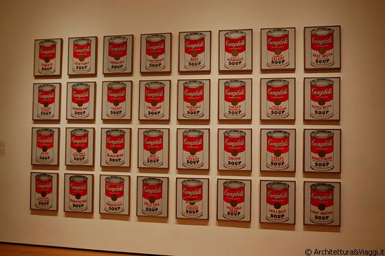 NYC - MoMA - Per Andy Warhol l'arte doveva essere consumata come un qualsiasi altro prodotto commerciale: Turkey Vegetable, i famosi barattoli di zuppa Campbell's 