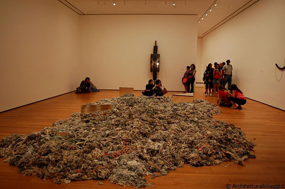 NYC - MoMA - Robert Morris, 1968: Untitled - feltro, asfalto, specchi, legno, tubi di rame, cavi di acciaio e lead