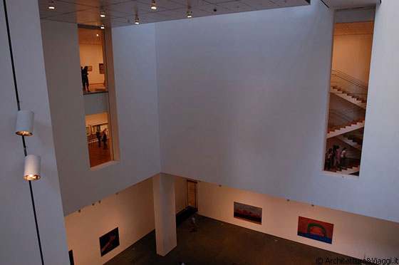 MoMA - Yoshio Taniguchi ha creato sorprendenti aperture per la visualizzazione delle opere d'arte e per collegare visivamente le varie strutture architettoniche e gallerie