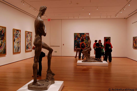 NYC - MoMA - In primo piano la scultura Standing Youth di Wilhelm Lehmbruck