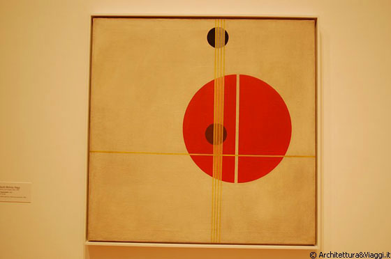 MIDTOWN MANHATTAN - László Moholy-Nagy al MoMA: Q 1 Suprematistic, 1923