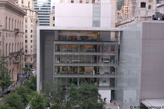 MoMA - Uno dei due grandi porticati che modulano la relazione tra l'interno e l'esterno del museo 