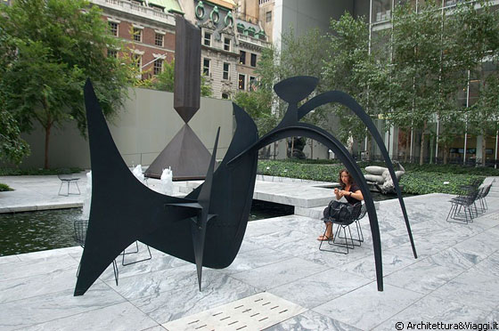 NYC - MoMA - Black Widow (1959), di Alexander Calder - Giardino delle sculture