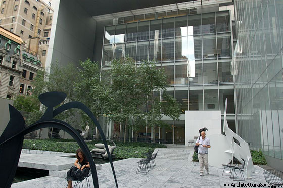 NYC - MoMA - Le facciate minimaliste e trasparenti di Taniguchi, che fanno da cornice al Giardino delle Sculture, permettono ai visitatori di percepire il rapporto tra lo spazio interno ed esterno