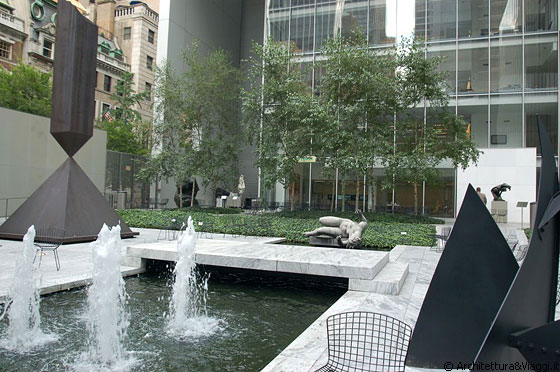 MoMA - The Abby Aldrich Rockefeller Sculture Garden è un importante riferimento nel design dei giardini urbani: sullo sfondo The River (1938-43), di Aristide Maillol