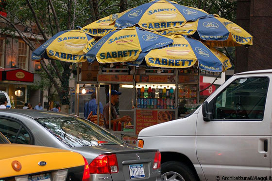 NEW YORK CITY - Panini e hot dog per le strade di Manhattan, serviti con ketchup, maionese o salse a vostro piacere