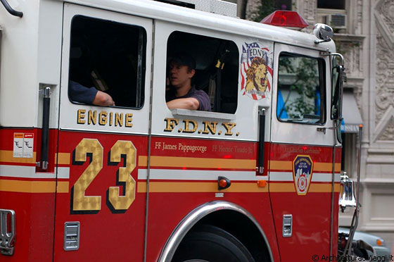 NEW YORK CITY - I pompieri, veri eroi di Manhattan, ogni giorno pronti per una nuova sfida da affrontare
