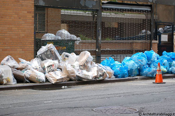 NEW YORK - Raccolta di rifiuti altamente diffrenziati per le strade della Grande Mela