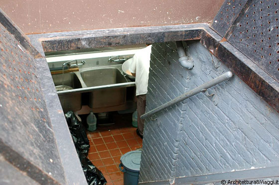 NEW YORK CITY - Non posso fare a meno di sbirciare in questo caratteristico interrato retrò, cucina del ristorante al piano terra della via