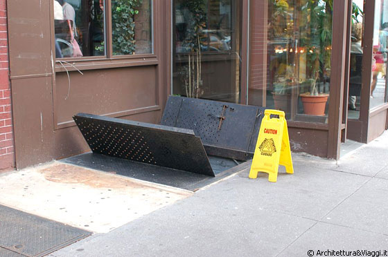 NEW YORK - Per le strade della Grande Mela è frequente imbattersi in questi bandoni che nascondono locali e cucine interrate