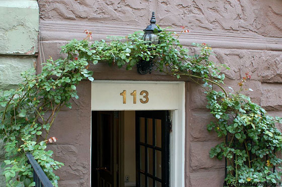 NEW YORK CITY - Dalla 77th St ci dirigiamo verso Central Park, per iniziare una nuova giornata alla scoperta della Grande Mela e curiosiamo tra porte e finestre delle stradine laterali al parco