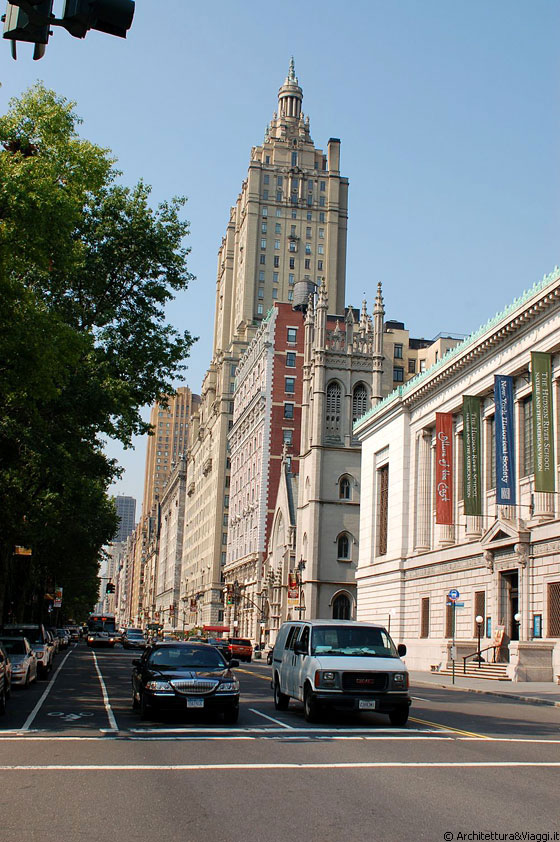 UPPER WEST SIDE - Siamo in Central Park west, la via che delimita il parco a ovest e prima di entrare in Central Park osserviamo i prestigiosi San Remo Apartments