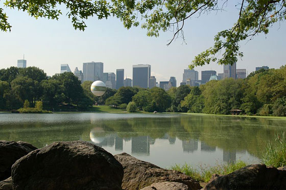 CENTRAL PARK - La mongolferia sul lago si alza ogni giorno fino alle 23 per la gioia dei turisti e dei bambini, un pò cara però