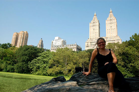 NY - CENTRAL PARK  - Io sullo sfondo dei prestigiosi San Remo Apartments