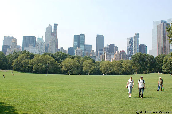 CENTRAL PARK - Sheep Meadow (Prato delle Pecore) e sullo sfondo il sensazionale panorama dei grattacieli di NYC