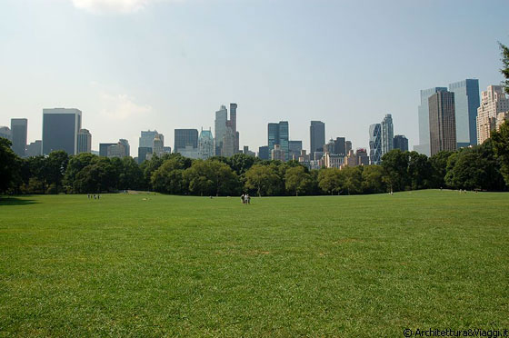 NEW YORK CITY - Lo skyline di Manhattan svetta sul grande 