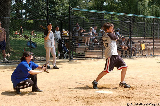 CENTRAL PARK SOUTH - Umpire Rock, il luogo dove in estate è possibile assistere alle partite del campionato di softball
