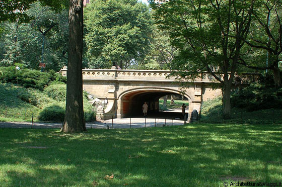 CENTRAL PARK - Il ponte Dalehead si distingue per i ritagli a forma di quadrifoglio sulle balaustre