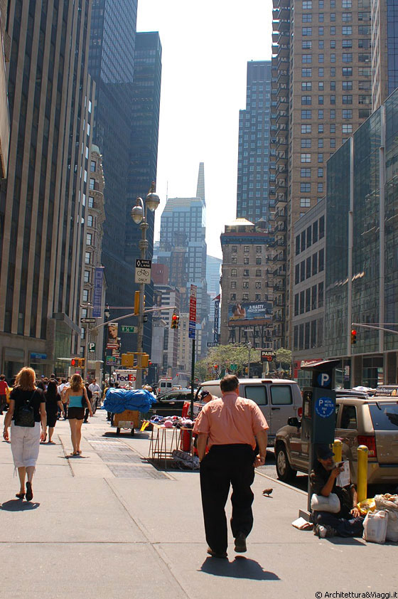 MIDTOWN MANHATTAN - Da Columbus Circle imbocchiamo la Eighth Ave in direzione sud