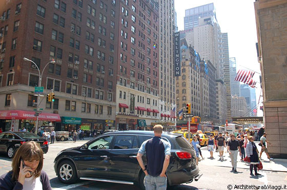 MIDTOWN MANHATTAN - Incrocio tra la Seventh Ave e la 56th St