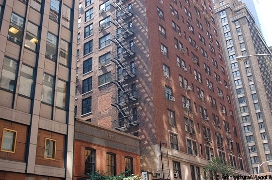 MIDTOWN MANHATTAN - Le caratteristiche scale di emergenza in ferro esterne agli edifici anni '30, così comuni in tutta New York e così distintive di una città e di un'epoca