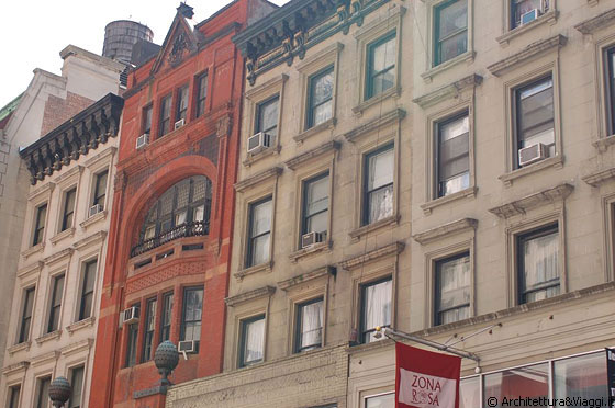 NEW YORK CITY - Guardate all'insù, non solo i grattcieli patinati di vetro e acciaio ma anche edifici in pietra e muratura dagli stili tradizionali