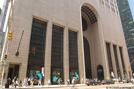 MIDTOWN MANHATTAN - L'enorme basamento neoromanico dell'AT&T Building su Madison Avenue