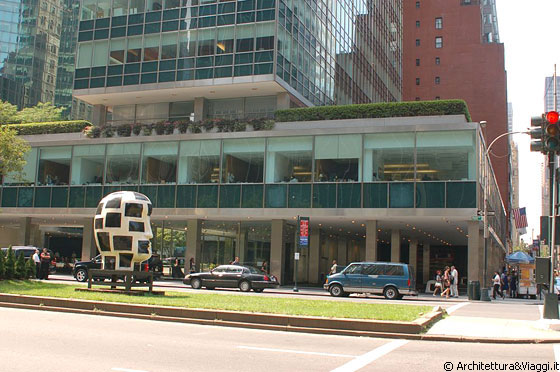 MIDTOWN MANHATTAN - Lever House: la base orizzontale su cui si erge il grattacielo dei SOM, sembra fluttuare sopra Park Avenue