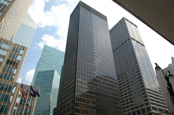 MIDTOWN MANHATTAN - Vista dell'imponente Seagram Building su Park Avenue