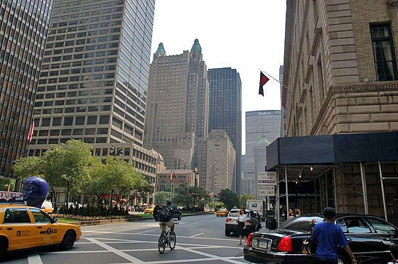 MIDTOWN MANHATTAN - Da Park Avenue vista sul Metlife e sulla sinistra sul Waldorf-Astoria (l'edificio con le torrette)