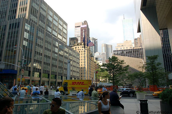 MIDTOWN MANHATTAN - A destra si percepisce il grande portico del Citigroup Center, all'angolo tra 54th Street e Lexington Avenue, e poco più avanti la chiesa 
