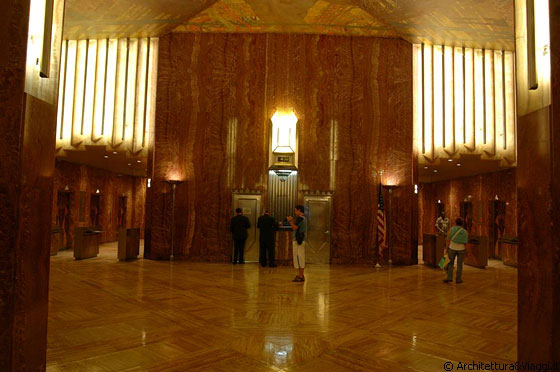 NEW YORK CITY - Marmo, legno e vetro, ottone e metallo per gli internio del Chrysler