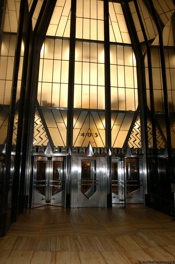 MIDTOWN MANHATTAN - Gli ingressi del Chrysler Building enfatizzati come grandi vetrine con largo uso di vetro, metallo e illuminazione