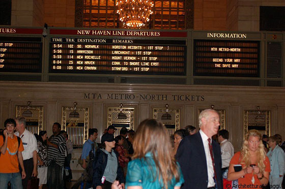 MIDTOWN MANHATTAN - All'interno dell'atrio principale di Grand Central Station continua la frenesia della New York moderna