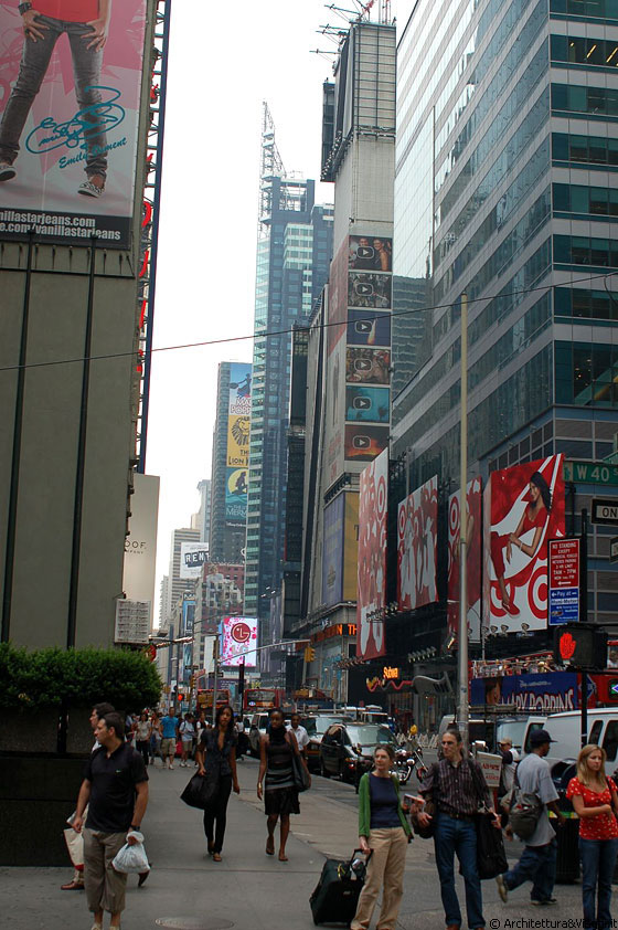 MIDTOWN MANHATTAN - Verso Times Square: si riconosce il profilo della torre 1540 Broadway - arch. Skidmore, Owings & Merrill, 1990