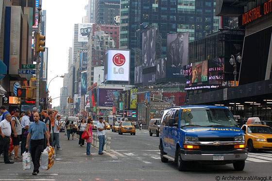 MIDTOWN MANHATTAN - Verso Times Square: la pubblicità LG si attesta sulla torre 1540 Broadway dei SOM