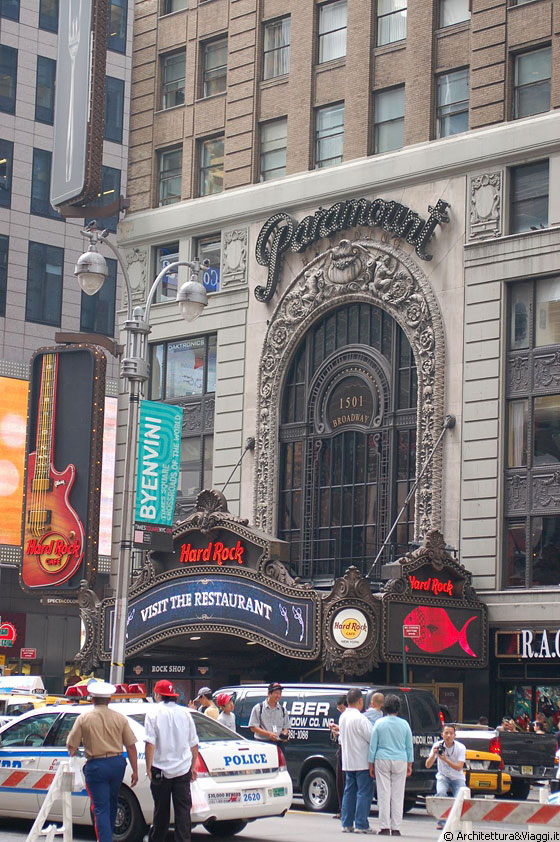 MIDTOWN MANHATTAN - Paramount Building, Times Square