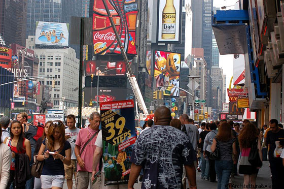 NEW YORK CITY - Times Square: pubblicità di noti prodotti (Coca Cola, Corona, M&M's - praline al cioccolato e molti altri) su One Times Square