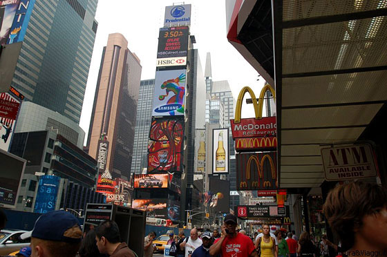 TIMES SQUARE - One Times Square (la prima sede del New York Times) è talmente nascosta dalle insegne pubblicitarie da essere ormai irriconoscibile