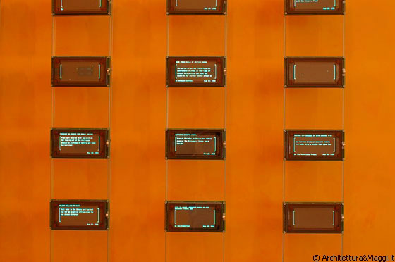 MIDTOWN MANHATTAN - Installazioni di monitor, a significare i flussi delle informazioni nell'era della comunicazione, all'interno del grande atrio del grattacielo del New York Times